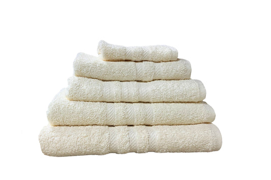Juego de toallas Combo Klassik Ivory color marfil, cinco unidades en cama elegante