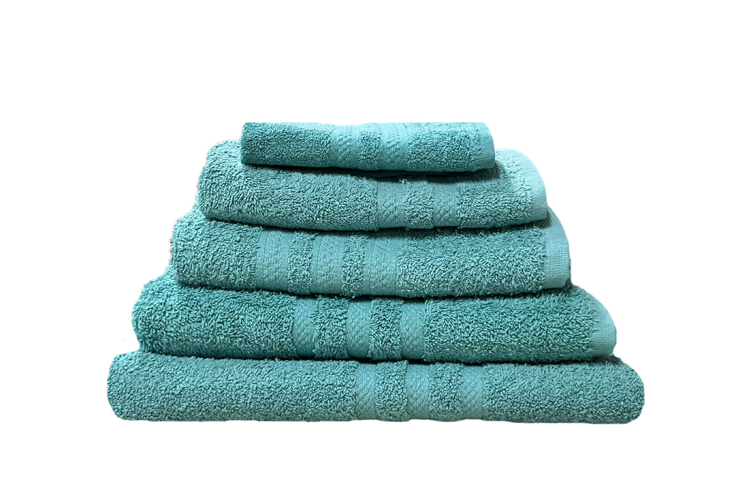 Toalla de playa verde jade sobre arena blanca