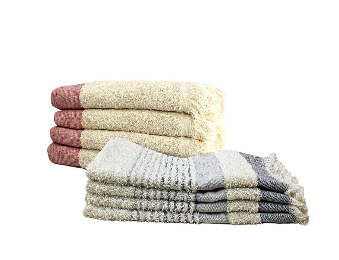 Cuatro toallas de playa color terracota desplegadas en la playa