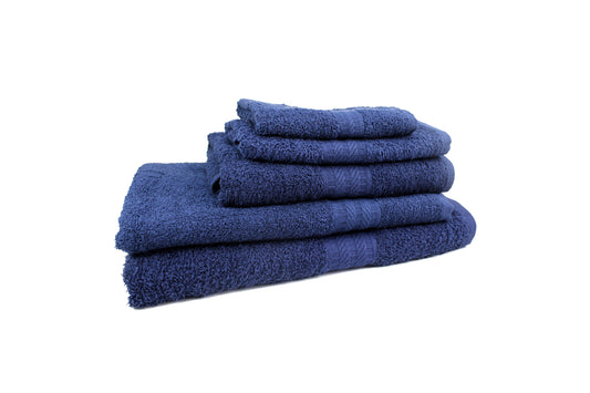 Conjunto de 5 toallas Navy sobre fondo blanco, incluye una toalla de playa, una semiplaya, una de baño, una de manos y una facial