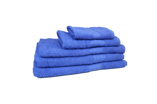 Conjunto de 5 toallas Ocean Blue sobre fondo blanco, incluye una toalla de playa, una semiplaya, una de baño, una de manos y una facial